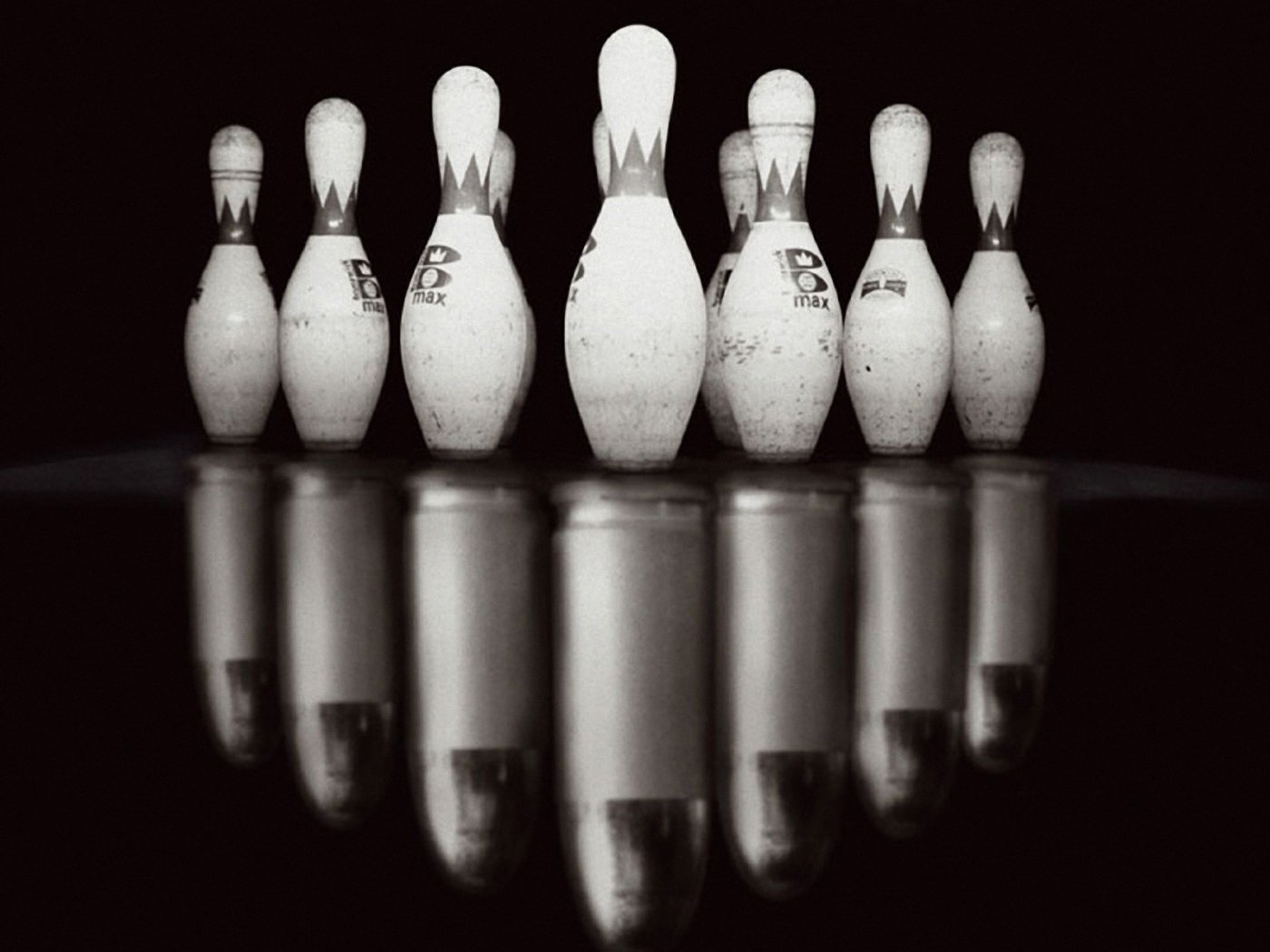 bowling labut on black background ppt